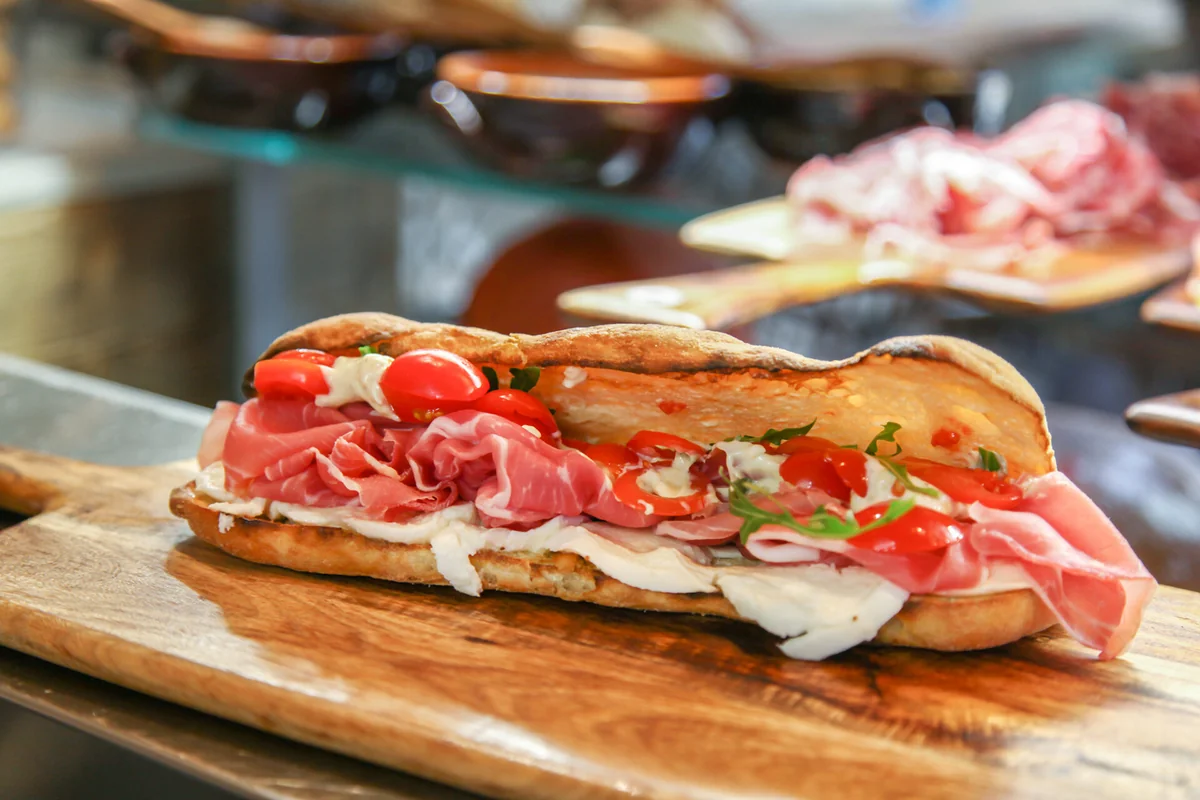 Panino Cesarino con prosciutto crudo, mozzarella e pomodorini