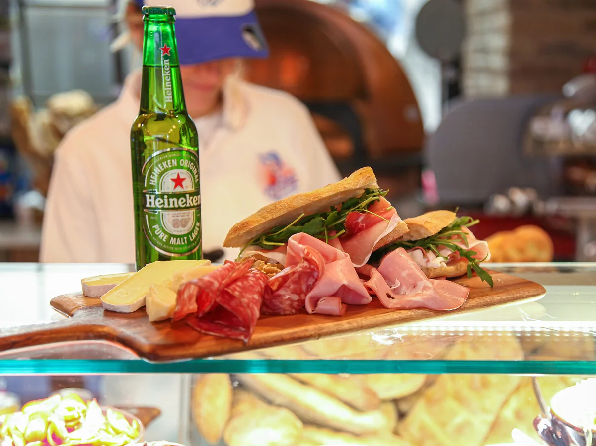 Un panino Cesarino con ingredienti italiani